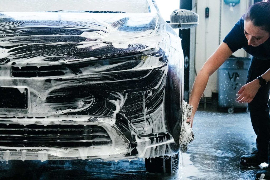 Lavage auto a la main