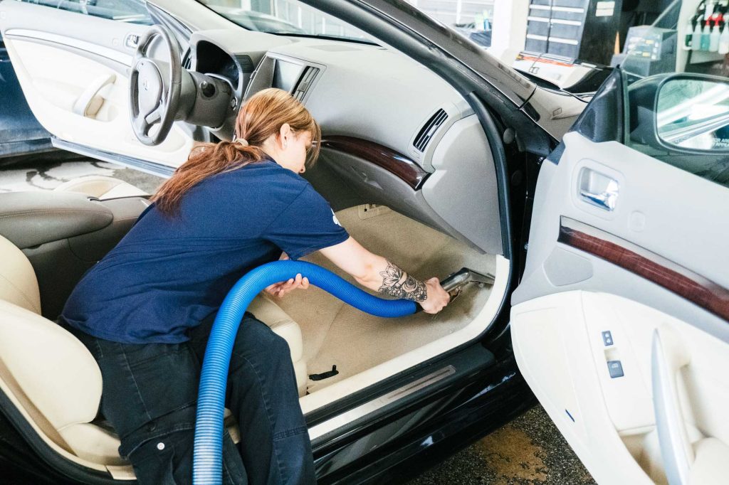 Aspirer l'intérieur d'une voiture